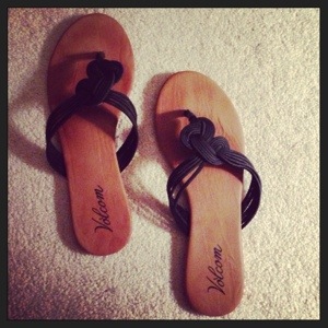 Volcom Black Be Happy flip-flop from FreestyleXtreme.